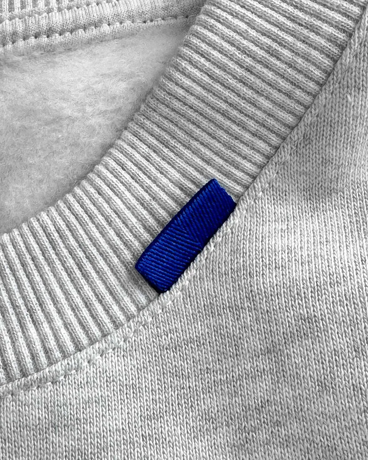 EMBOSS METAL LOGO CREWNECK